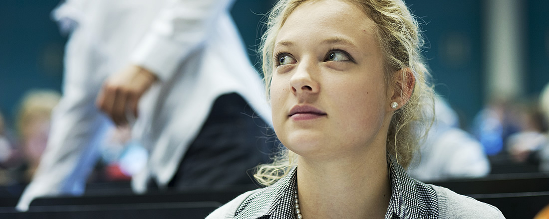 Bild: Studentin im Hörsaal